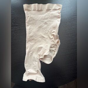 SKIMS seem less high waisted single leg shape wear in nude